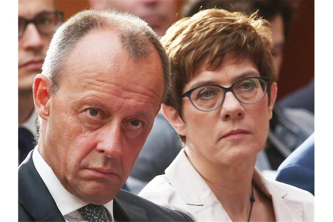 Friedrich Merz, Vizepräsident des Wirtschaftsrates der CDU, und Annegret Kramp-Karrenbauer, Vorsitzende der CDU. Foto: Wolfgang Kumm/dpa