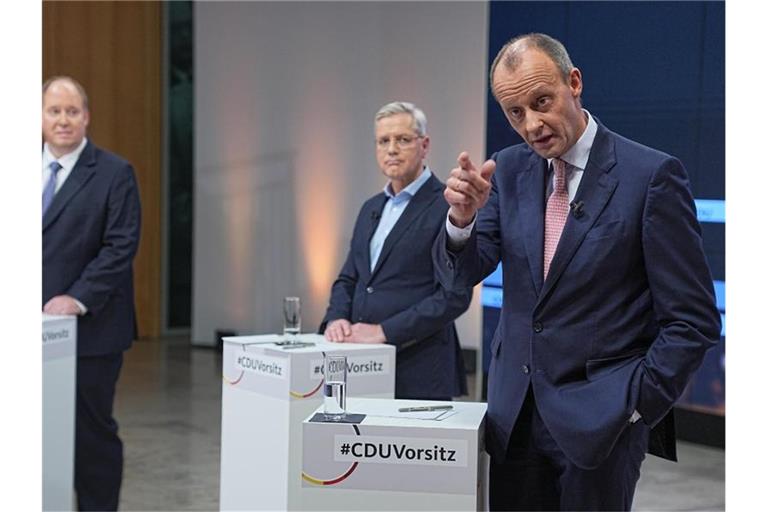 Friedrich Merz (v.r.), Norbert Röttgen und Helge Braun bei der Townhall-Veranstaltung in Berlin. Foto: Michael Kappeler/dpa