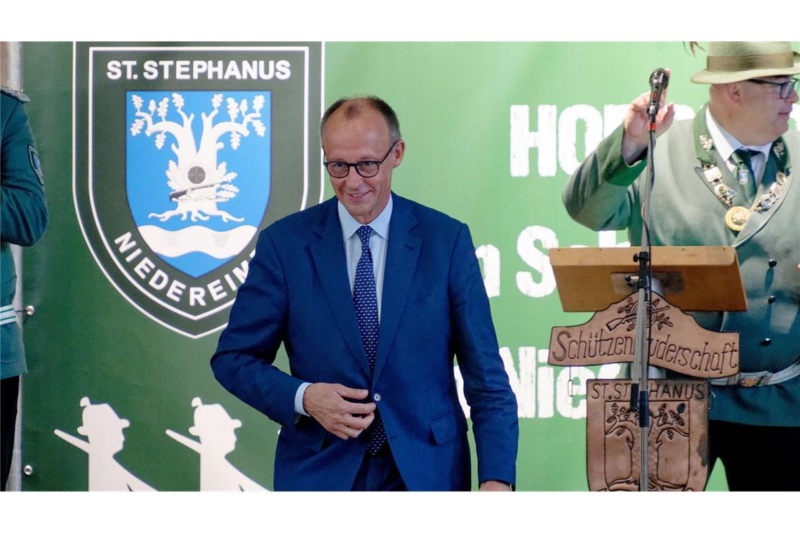 Merz betont gute Zusammenarbeit mit Koalitionspartner SPD Friedrich Merz zu Gast beim Schützenfest in seiner Sauerländer Heimat.