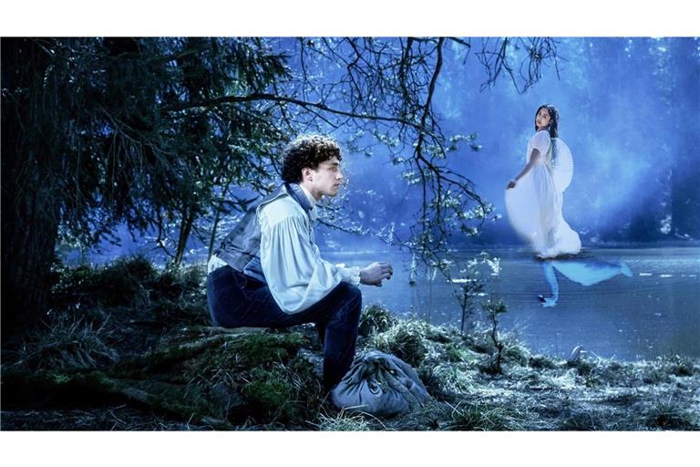 Friedrich (Riccardo Campione) und Odette (Samirah Breuer) in „Das Märchen vom Schwanensee“