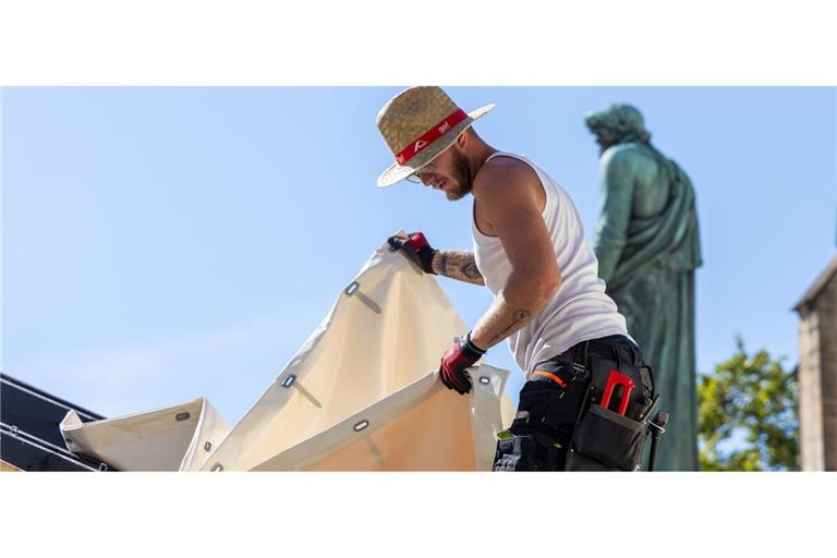 Friedrich Schiller schaut zu, wie das Weindorf aufgebaut wird.