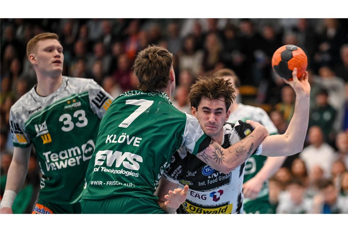 Frisch-Auf-Abwehrspezialist Victor Klöve bremst ThSV-Linkshänder Stephan Seitz.