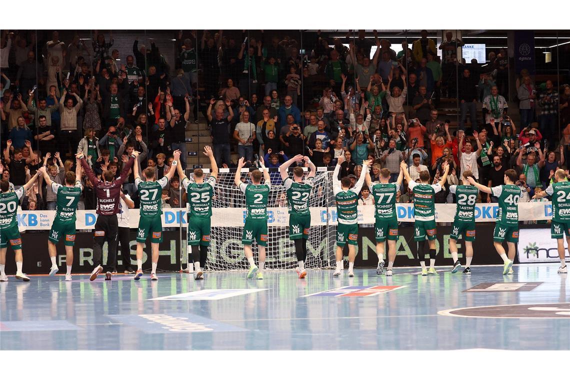 Frisch Auf jubelt mit seinen Fans über den ersten Heimsieg der Saison.