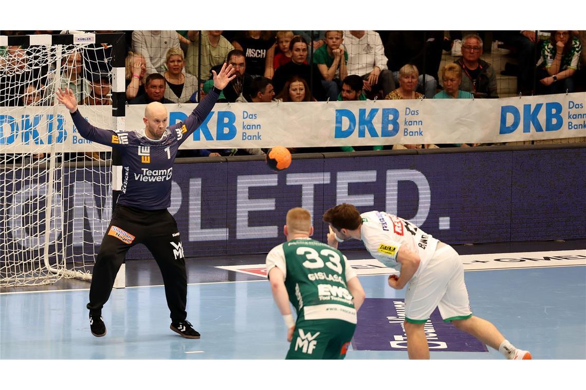 Frisch Auf feiert Matchwinner Bart Ravensbergen Frisch-Auf-Keeper Bart Ravensberger wehrte auch zwei Siebenmeter ab.