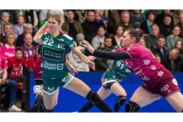 Frisch-Auf-Rückraumspielerin Sina Ehmann setzt sich gegen Metzingens Svenja Hübner durch.