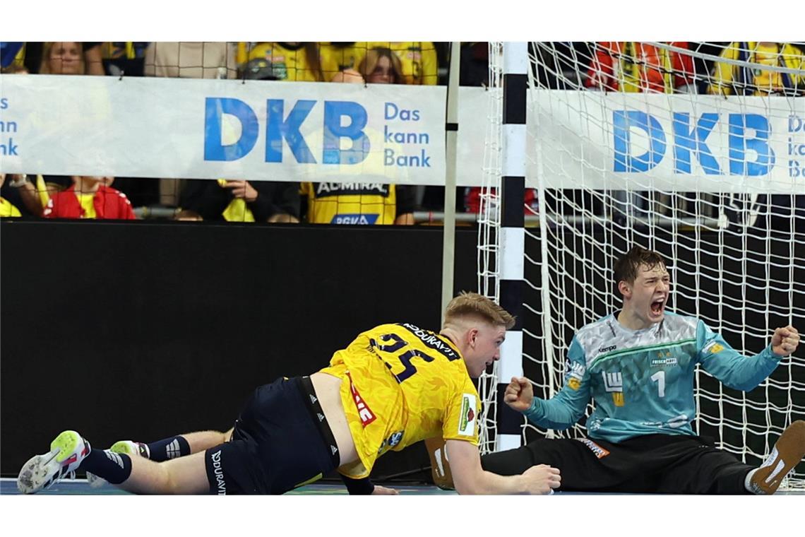 Verdienter Punktgewinn nach leidenschaftlichem Derby-Auftritt Frisch-Auf-Torwart Julian Buchele jubelt – der 21-Jährige zeigte 14 Paraden, davon zahlreiche spektakuläre gegen frei vor ihm auftauchende Löwen.