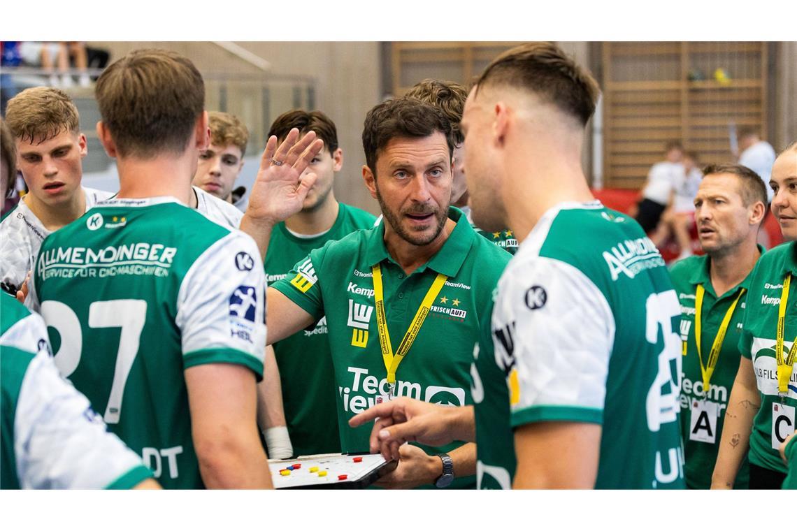 Frisch-Auf-Trainer Ben Matschke stellt sein Team bei der Auszeit ein.