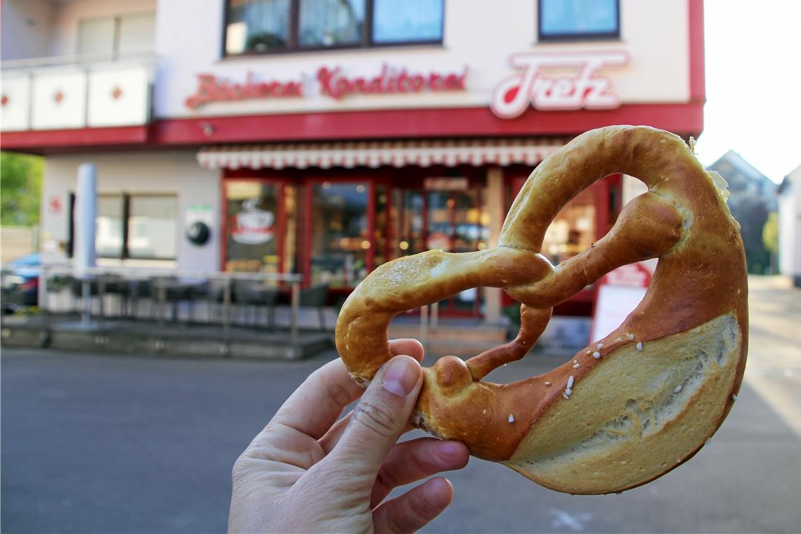 Vom Teigling zur Brezel Frisch aus dem Ofen: Gegen 8 Uhr morgens kommen die Brezeln direkt aus der Backstube. Mit etwas Glück sind sie noch warm. Fotos: M. Maier