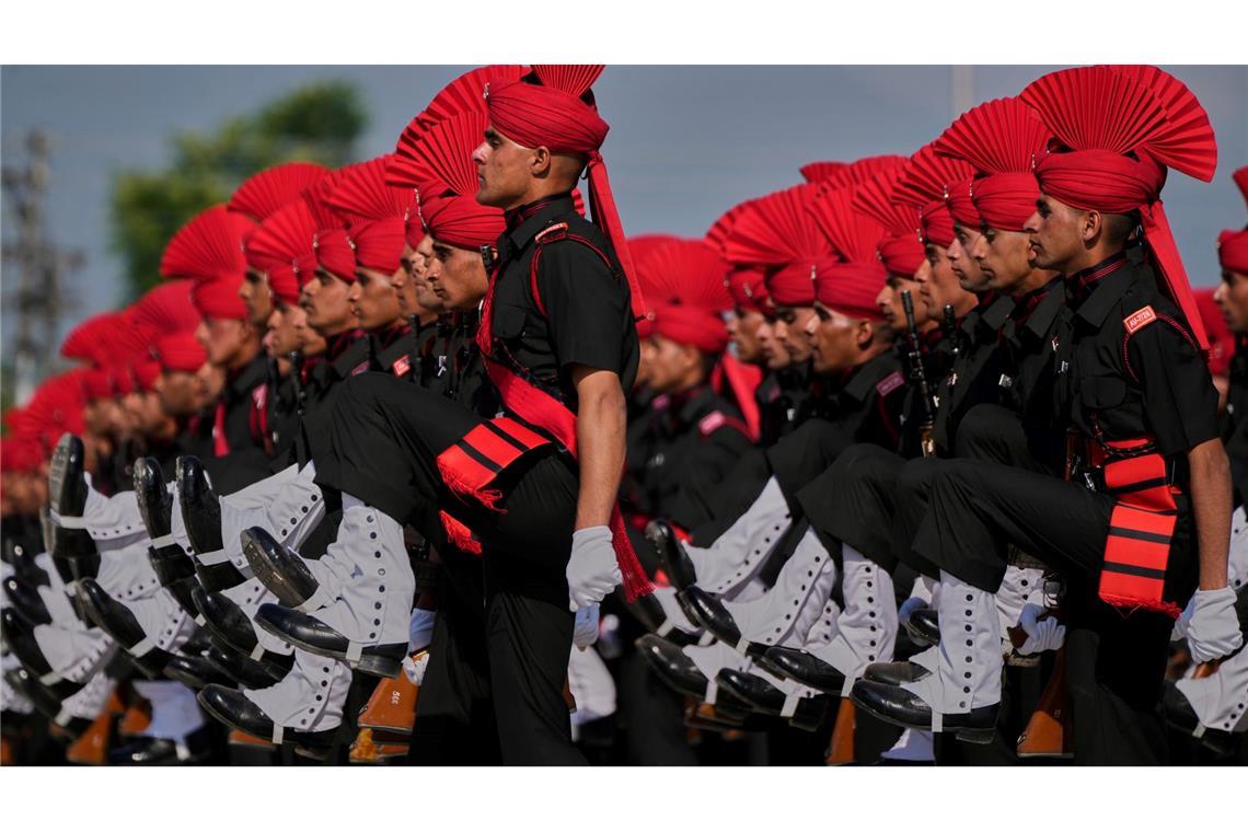 Frisch ausgebildete Soldaten des Regiments "Jammu and Kashmir Light Infantry" (JKLI) salutieren während einer Abschlussparade in einem Ausbildungszentrum am Stadtrand von Srinagar im indisch kontrollierten Teil Kaschmirs.