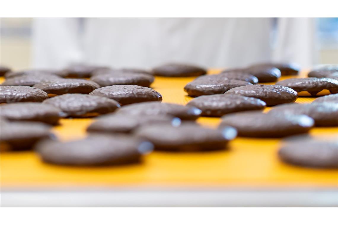 Lebkuchen-Hersteller im Backstress - bald startet Verkauf Frisch gebackene Lebkuchen laufen auf einem Band in der Produktion des Lebkuchenherstellers Schmidt.