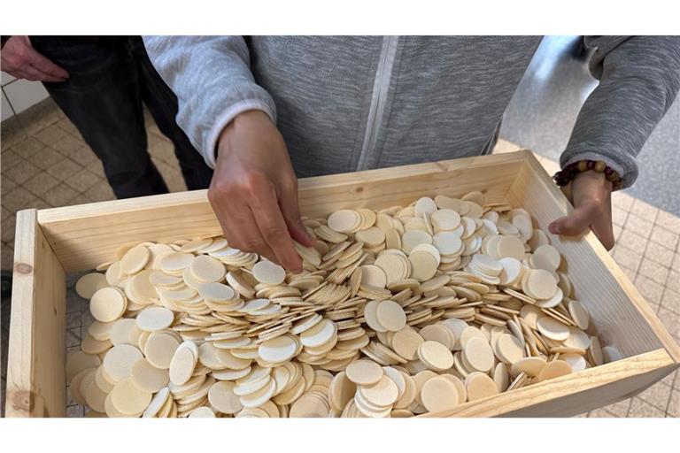 Frisch gebackene und gestanzte Hostien, aufgenommen in der Backstube im Kloster Heilig Kreuz.