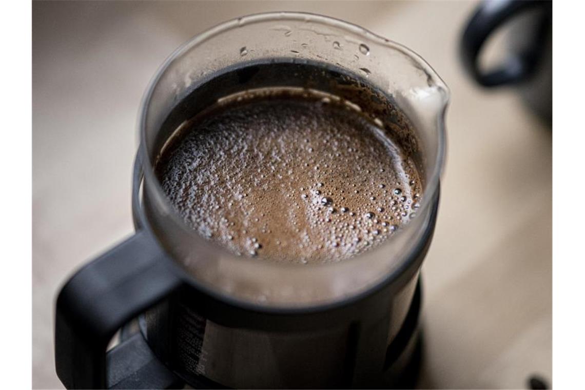 Corona und Klimawandel: Wie sich der Kaffeekonsum verändert Frisch gebrühter Kaffee wird in einer French Press zubereitet. (Archivbild). Foto: Fabian Sommer/dpa