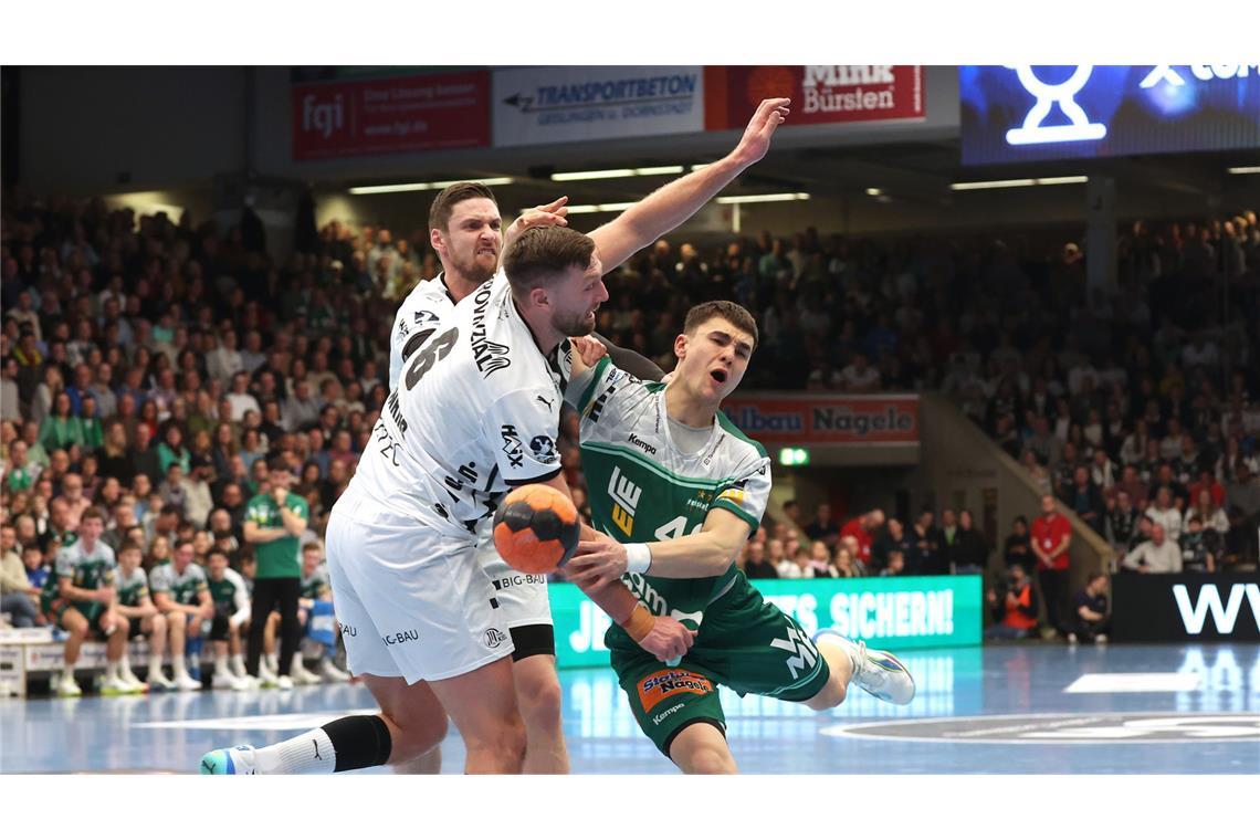 Frisch-Spielmacher Elia Newel versucht sich gegen die THW-Abwehr durchzusetzen.