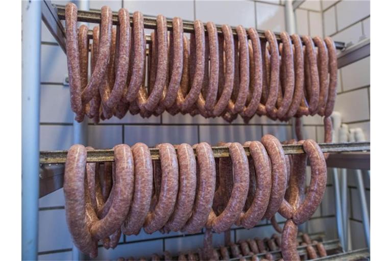 Frische Bratwürste hängen in einer Fleischerei. Foto: Jens Büttner/dpa-Zentralbild/ZB/Symbolbild
