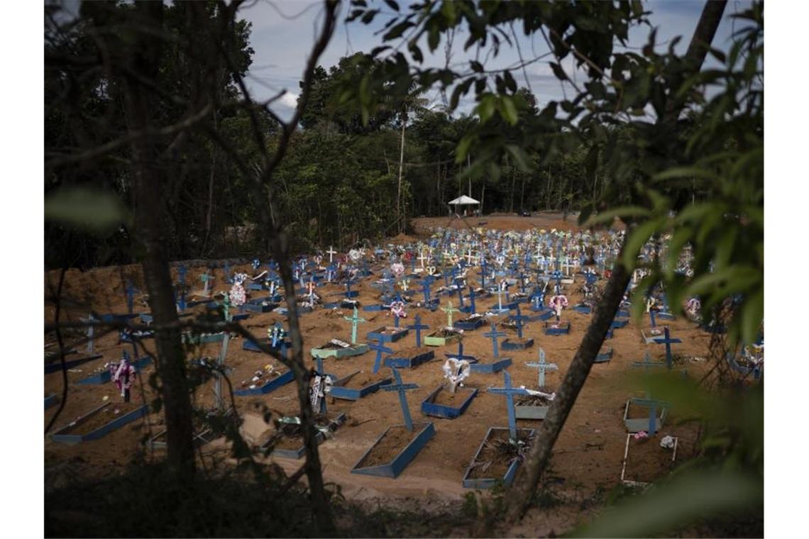 Frische Gräber auf einem Friedhof in Manaus. Foto: Felipe Dana/AP/dpa