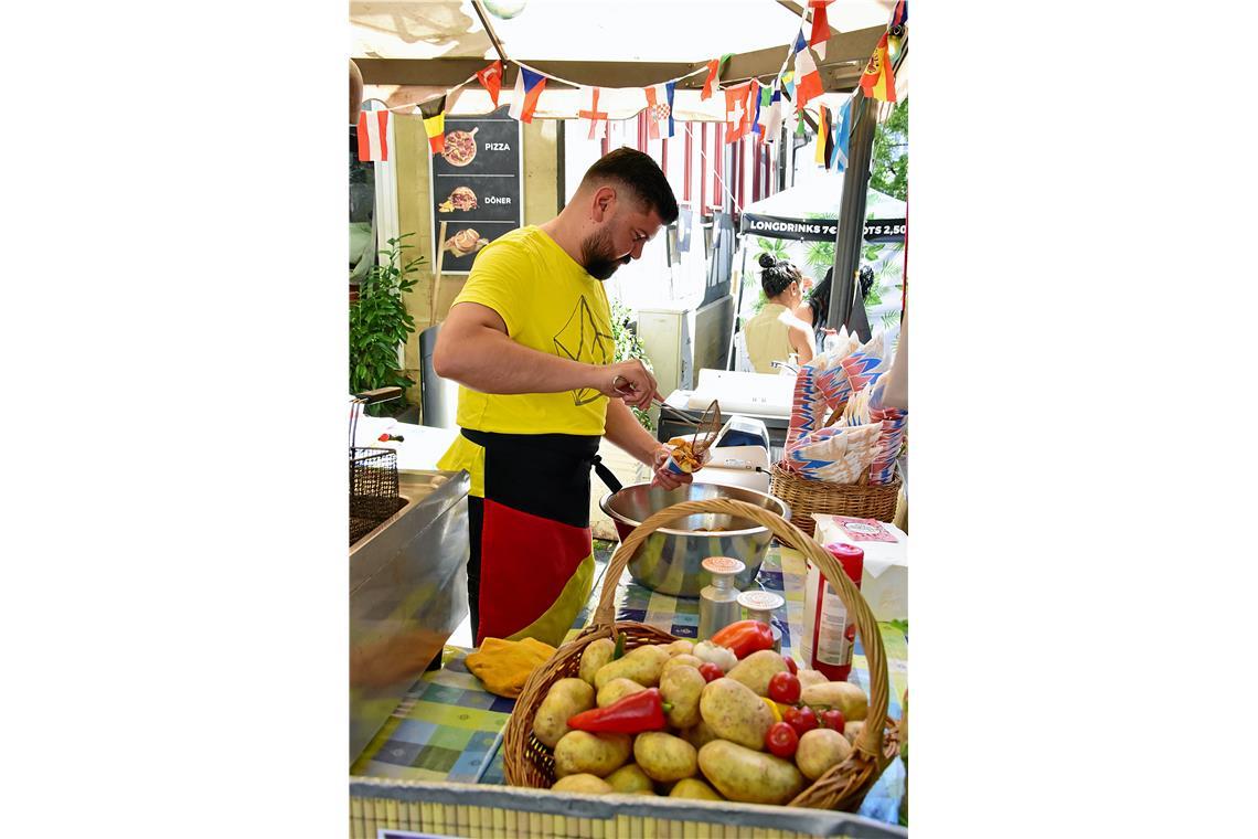 Frische Kartoffelchips. Straßenfest 2025  in Backnang. Bilder vom Sonntag. SK