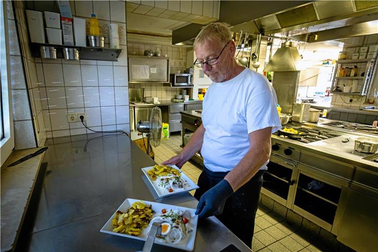 Frische Sommergerichte wie Matjes mit Bratkartoffeln laufen bei Matthias Häußer auch an heißen Tagen gut. Foto: Alexander Becher