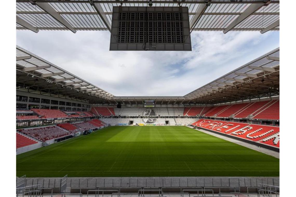 Frischer Rasen liegt im neuen Europa-Park-Stadion des SC Freiburg. Foto: Philipp von Ditfurth/dpa/Archivbild