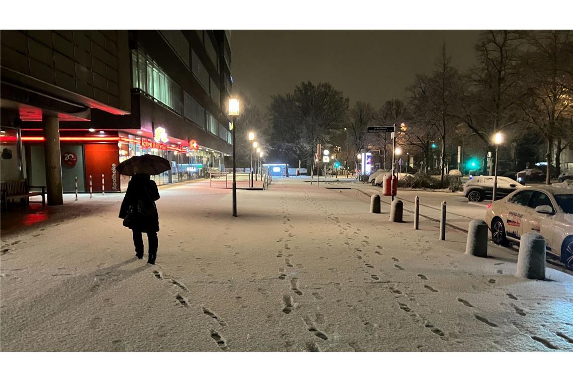 Frischer Schnee liegt am frühen Morgen in der Hansestadt.