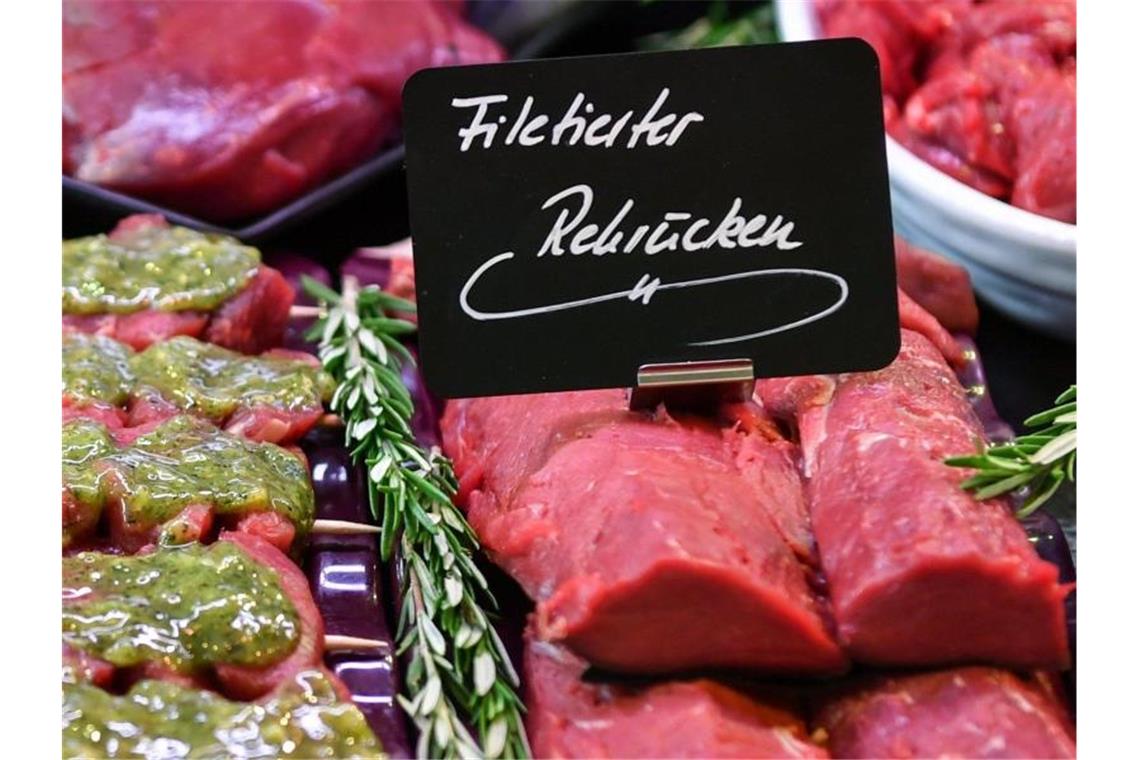 Jagdverband: Wildfleischpreise im Südwesten gut Frisches Fleisch, darunter Rehkeule, Rehrücken und Wildschweingulasch liegen in der Auslage einer Metzgerei. Foto: Jens Kalaene/dpa-Zentralbild/dpa/Archivbild
