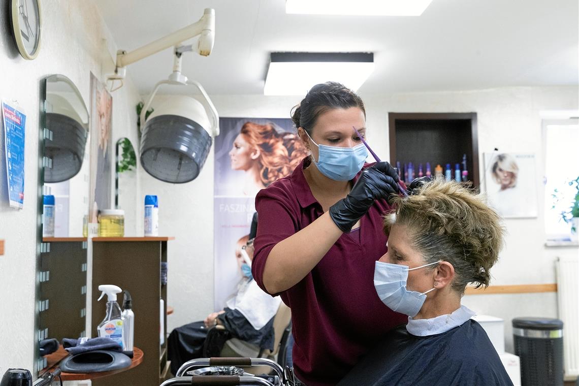 Friseurmeisterin Julia Hirzel, Inhaberin des Salons Gienger in Backnang, klagt über die zahlreichen Terminabsagen. Foto: J. Fiedler