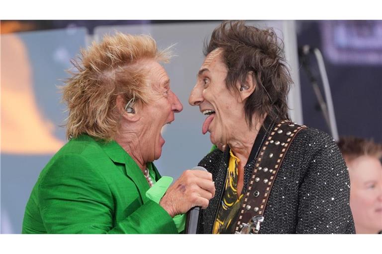 Frisur sitzt - Rod Stewart mit Gast Ronnie Wood beim Glastonbury Festival