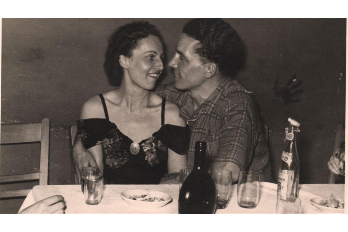 Ein Fest des Lebens Frisuren und Kleidung sind in den 50er Jahren von der amerikanischen Leichtigkeit inspiriert. Alte Zöpfe werden abgeschnitten.