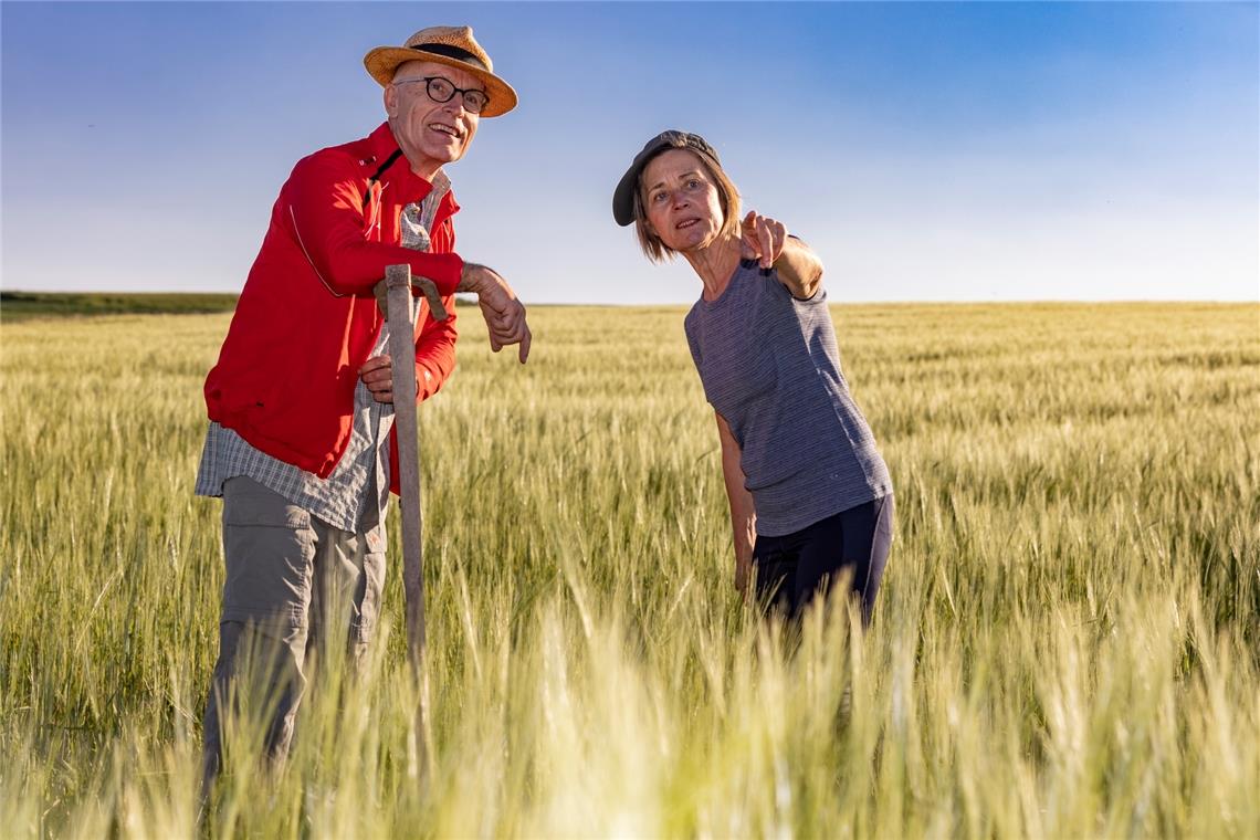 „Wir sind unrettbare Optimisten“ Fritz Bareiß und Silvia Jilg unterhalten sich darüber, wie das Leben so spielt. Szene aus der „Sommer-Frische“. Foto: D. van der Linden