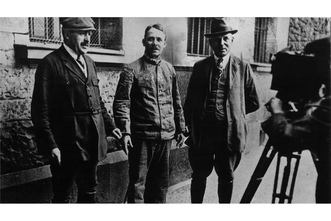 Fritz Haarmann, der „Werwolf von Hannover“, wird hingerichtet Fritz Haarmann (Mi.) ermordete in den 1920er Jahren in Hannover mindestens 24 Jungen und junge Männer.