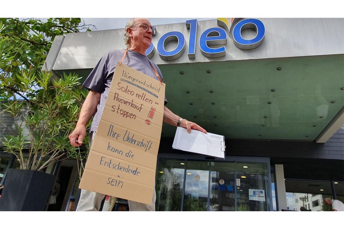 Fritz-Helmut Stockmar kämpft vor dem Soleo um Unterschriften gegen die Schließung des Heilbronner Hallenbads.