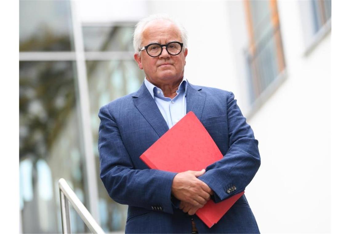 Keller-Gegner wollen Amtsenthebung - Seehofer mahnt DFB Fritz Keller entschuldigte sich nochmals für seine Entgleisung, will seinen Posten aber nicht räumen. Foto: Arne Dedert/dpa