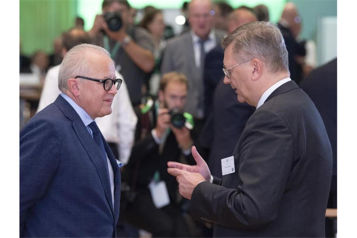 Fritz Keller (l) im Gespräch mit Reinhard Grindel (r). Foto: Boris Roessler/dpa