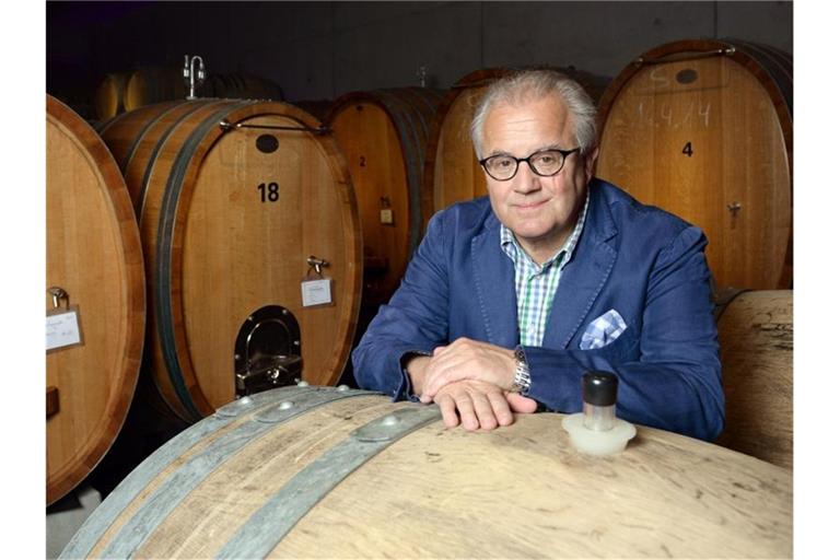 Fritz Keller, Präsident des Fußball-Bundesligisten SC Freiburg und Winzer, posiert in seinem Weingut. Foto: Patrick Seeger/Archivbild