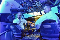 Fritz Klaiber (links) erklärt im Flugsimulator, wie ein Flug abläuft und welche technischen Geräte im Cockpit für Sicherheit sorgen. Foto: Tobias Sellmaier