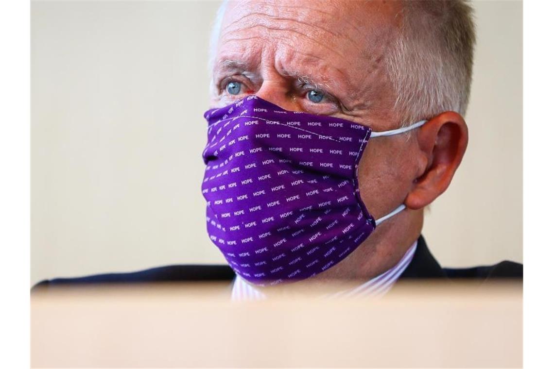 Fritz Kuhn (Bündnis 90/Die Grünen), Oberbürgermeister von Stuttgart, trägt eine Schutzmaske. Foto: Christoph Schmidt/dpa/Archivbild
