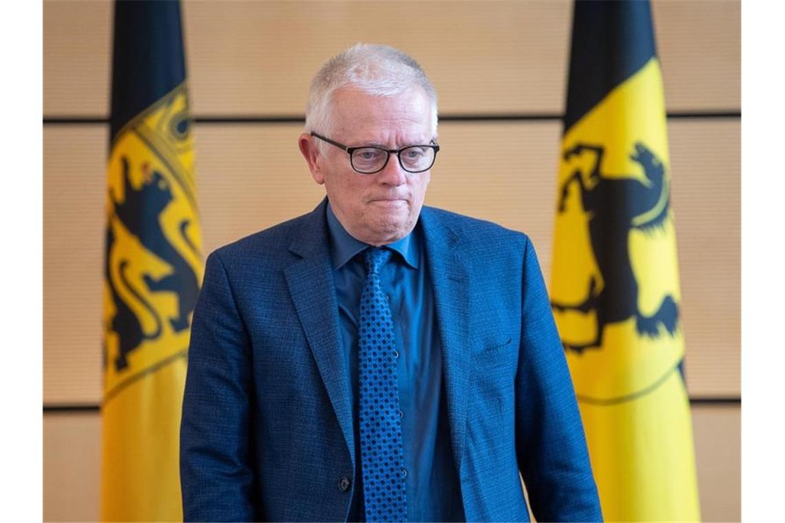 Kuhn wehrt sich gegen Gender-Kritik: „Debatte überzogen“ Fritz Kuhn (Bündnis 90/Die Grünen) steht vor zwei Fahnen. Foto: Sebastian Gollnow/dpa/Archivbild