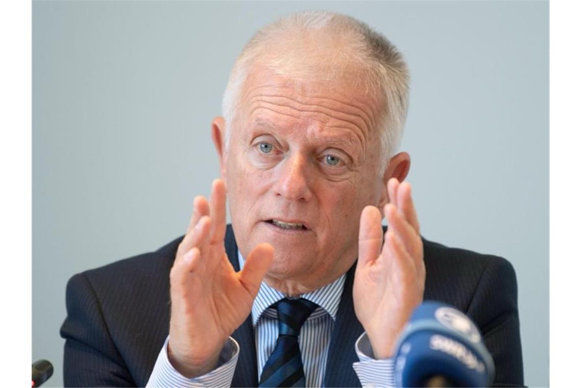 Fritz Kuhn (Grüne), Oberbürgermeister von Stuttgart, spricht während einer Pressekonferenz. Foto: Marijan Murat/Archivbild