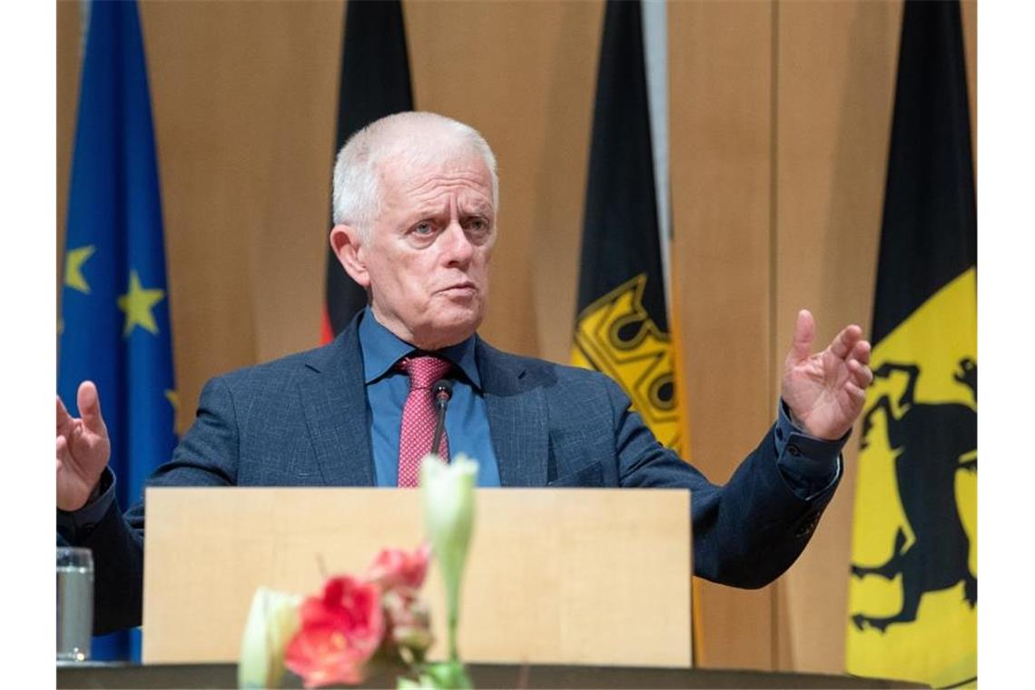 Oberbürgermeister wehrt sich gegen Kritik: „Bin zufrieden“ Fritz Kuhn (Grüne), scheidender Oberbürgermeister von Stuttgart. Foto: Sebastian Gollnow/dpa