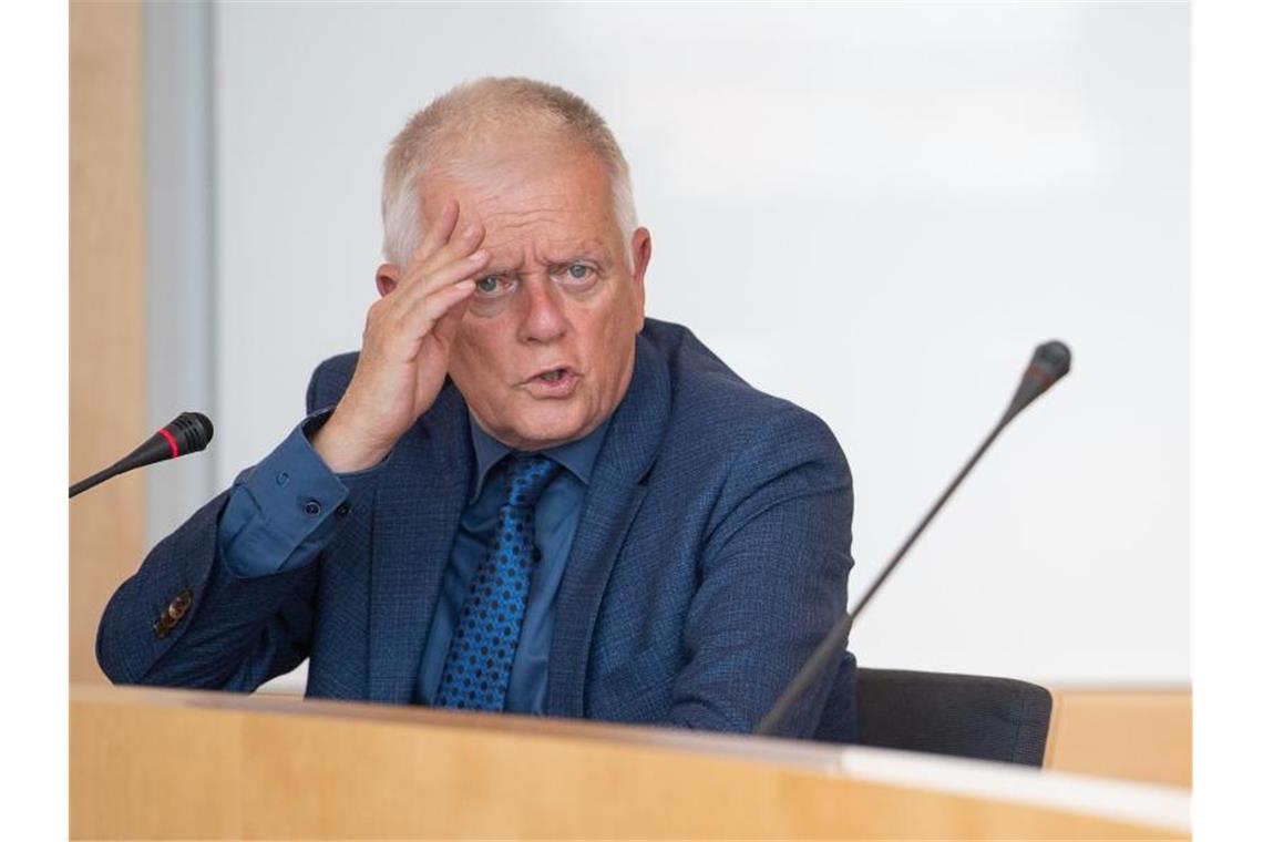 Fritz Kuhn, Oberbürgermeister von Stuttgart, spricht während einer Pressekonferenz. Foto: Sebastian Gollnow/dpa