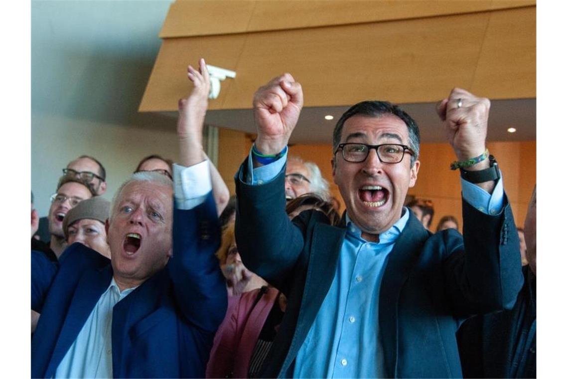 Grüne überholen CDU im Stuttgarter Regionalparlament Fritz Kuhn, Oberbürgermeister von Stuttgart, und der Bundestagsabgeordnete Cem Özdemir jubeln im Rathaus nach Bekanntgabe der Wahlergebnisse. Foto: Christopher Hirsch