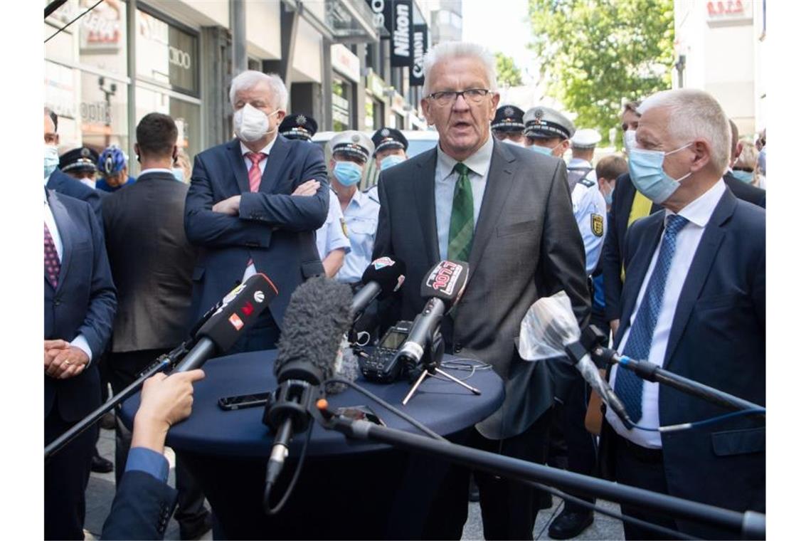 Fritz Kuhn, Winfried Kretschmann (Grüne), Horst Seehofer (CSU) und Thomas Strobl (CDU) in Stuttgart. Foto: Marijan Murat/dpa