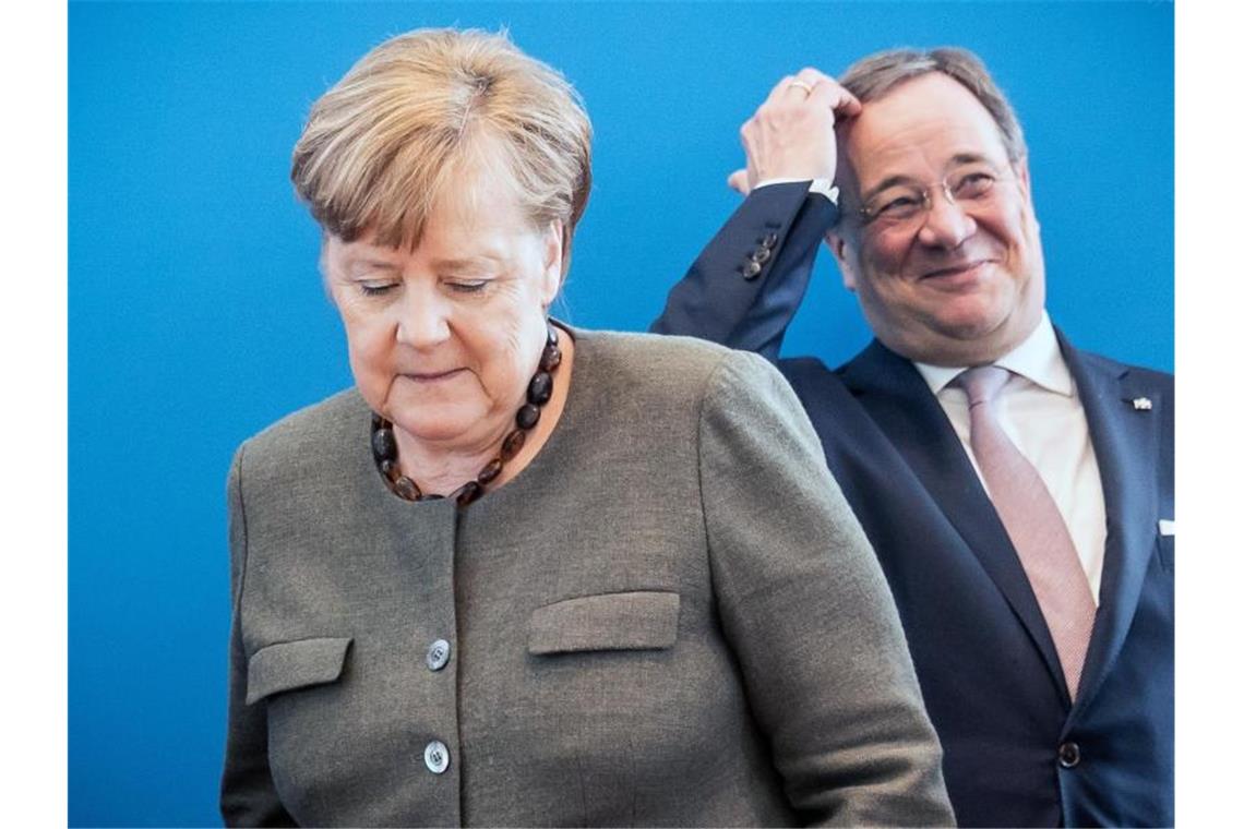 Auch Friedrich Merz will CDU-Chef werden Fröhlich: CDU-Vize Armin Laschet und Angela Merkel vor der Sitzung des CDU-Bundesvorstands. Foto: Michael Kappeler/dpa