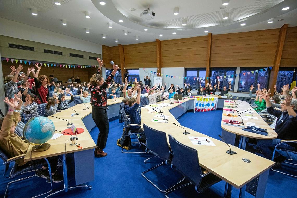 Fröhliche Runde zu einem ernsten Thema: Kinder und Erwachsene haben sich gestern lebhaft und ausführlich über Kinderrechte und Kinderwünsche ausgetauscht. Fotos: A. Becher