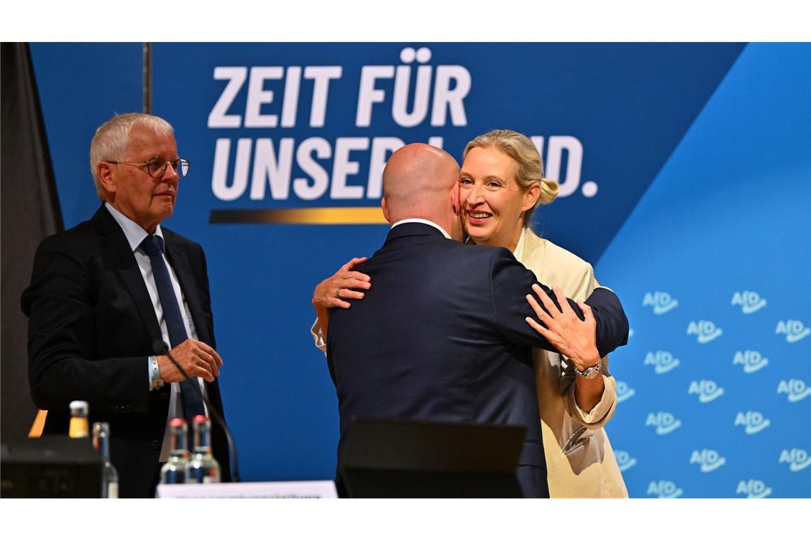 Bilder des Tages Frohnmaier umarmt Weidel – AfD startet mit Landesliste für BW-Wahl 2026