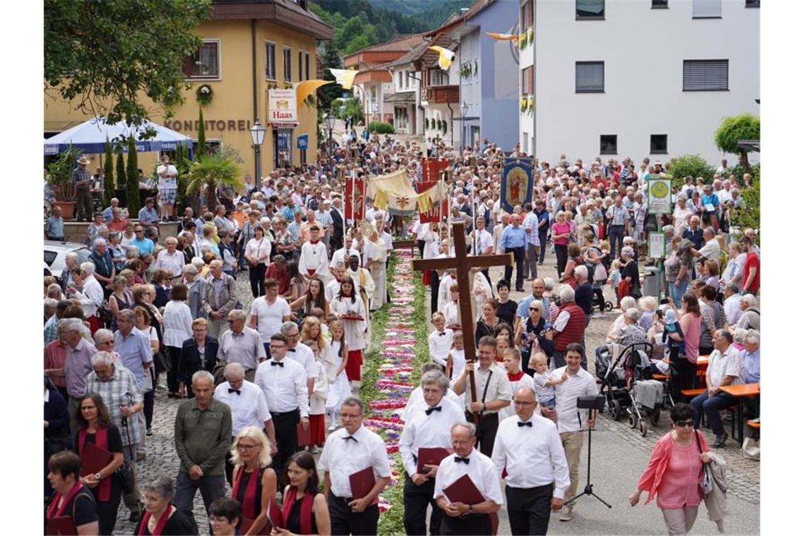 Tausende Katholiken feiern Fronleichnam Fronleichnam in Mühlenbach. Foto: Benedikt Spether