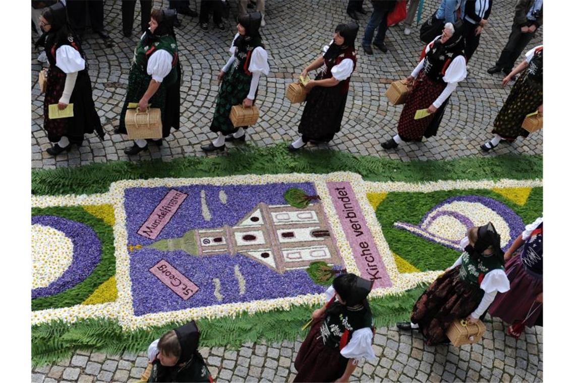 Fronleichnam Prozession mit Blumenteppich. Foto: picture alliance / dpa/Archivbild