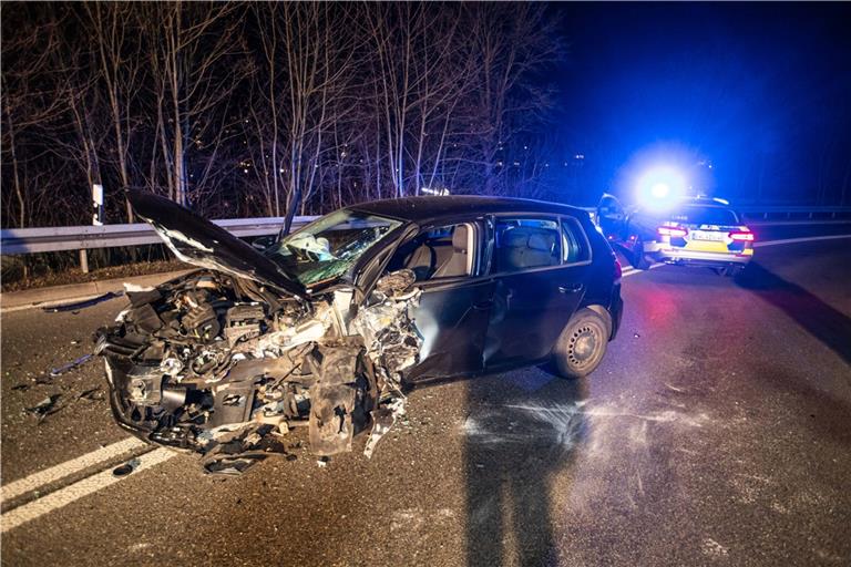 Frontalzusammenstoß zweier Pkw in Weinstadt-Beutelsbach.  Foto: S. Adomat/7aktuell.de