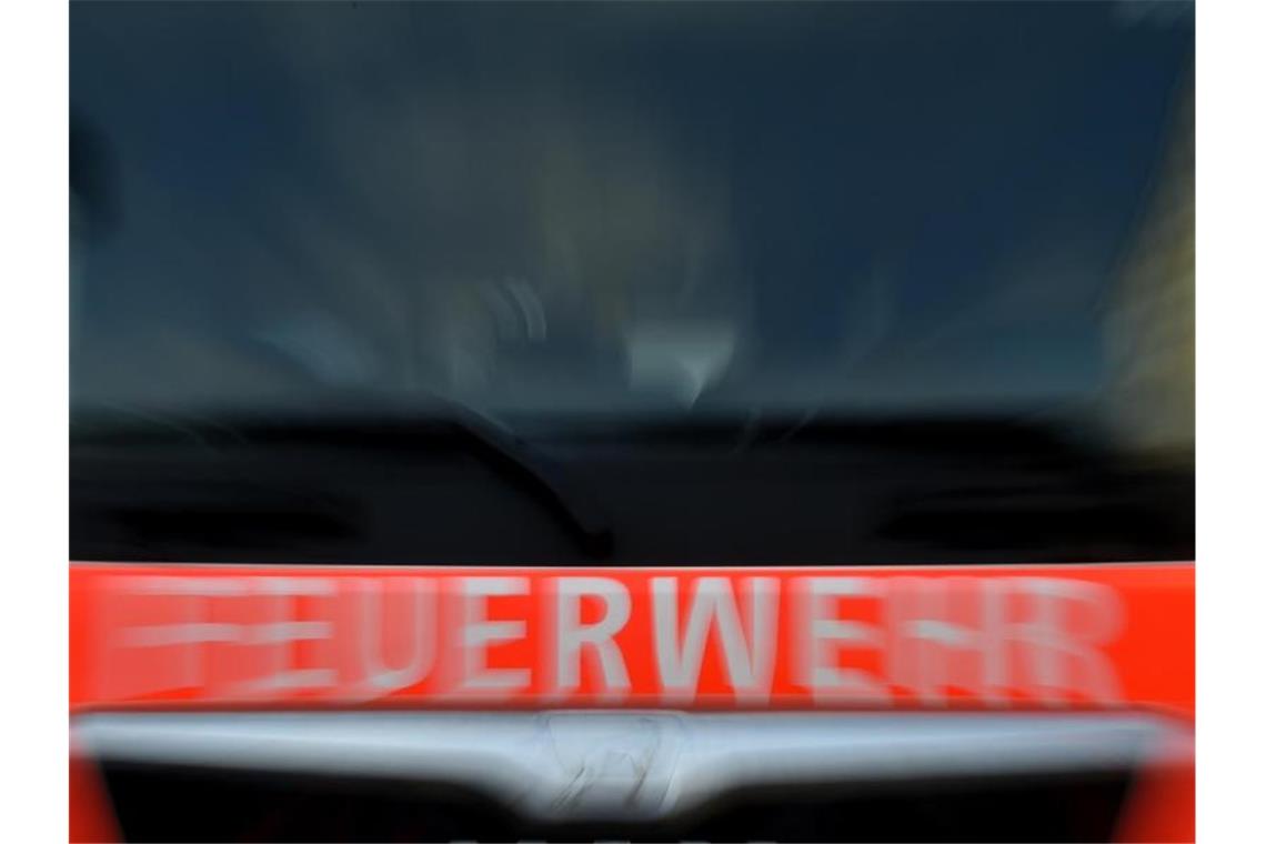 Frontansicht eines Einsatzwagens der Feuerwehr. Foto: Britta Pedersen/dpa/Symbolbild