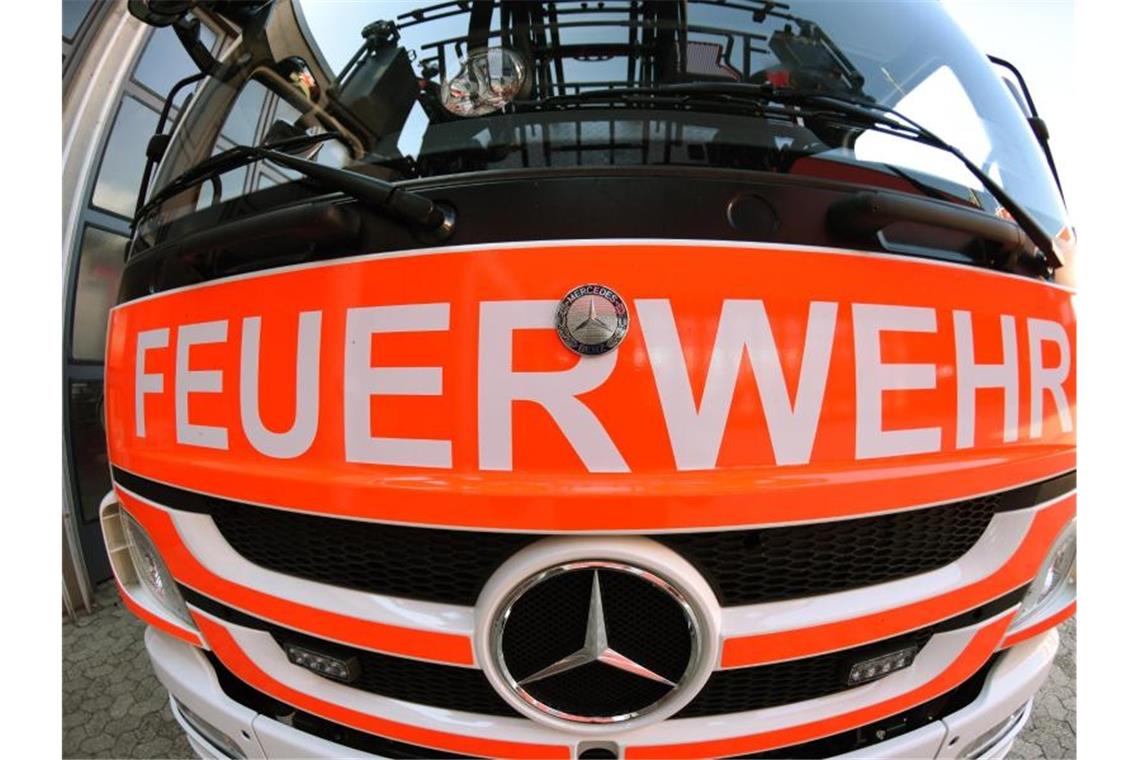 Frontansicht eines Löschfahrzeugs der Feuerwehr. Foto: Patrick Seeger/Archivbild