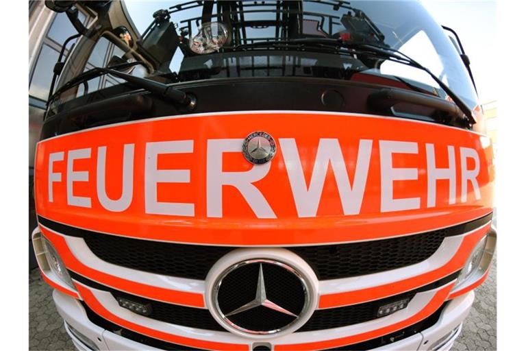 Frontansicht eines Löschfahrzeugs der Feuerwehr. Foto: Patrick Seeger/Archivbild
